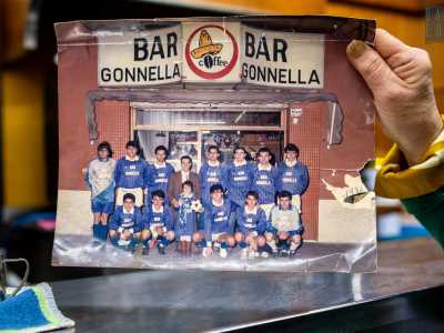 Negli anni 80 Michele pens� bene di coinvolgere i ragazzi del quartiere in un torneo cittadino. La maglia della squadra di San Cataldo era blu con le strisce bianche e naturalmente al centro riportava la scritta: Bar Gonnella